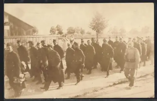 AK Kriegsgefangene in Uniform auf der Strasse