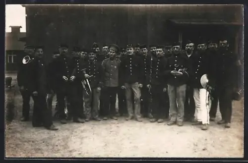 AK Kriegsgefangene mit Musikinstrumenten vor der Baracke