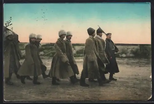 AK Russische Kriegsgefangene in Mänteln