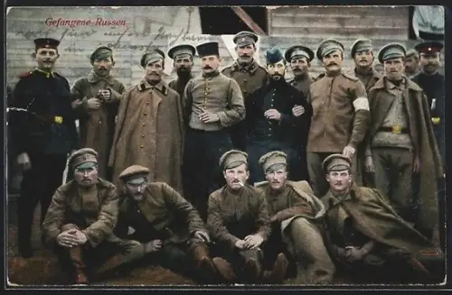 AK Kriegsgefangene Russen in Uniform mit Zigaretten