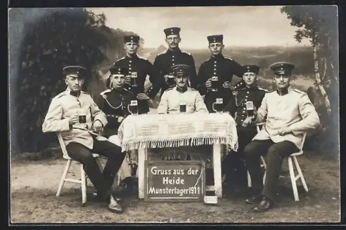 AK Munsterlager, Soldaten in Uniform mit Biergläsern, 1. Weltkrieg