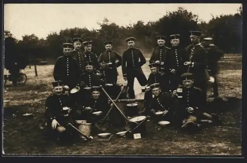 AK Soldaten in Uniform mit Schüsseln, 1. Weltkrieg