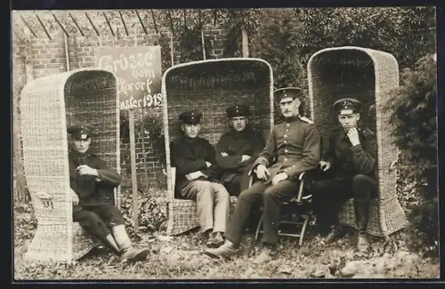 AK Soldaten in Uniform in Strandkörben, 1. Weltkrieg