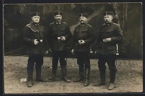 Foto-AK Soldaten in Uniform in einer Kulisse, Uniformfoto