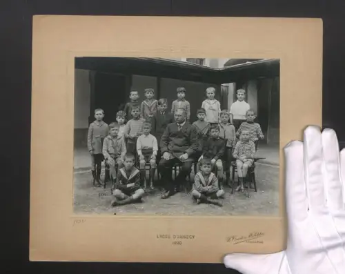Fotografie H. Court & . Petitin, Paris, Ansicht Annecy, Lycee d`annecy 1920, Lehrer mit seinen Schulknaben