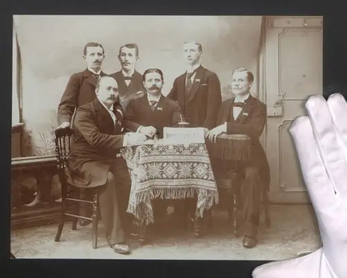 Fotografie Ansicht Frankfurt / Main, Angestelte des Hotel-Revue, hinten stehender Mann reinmontiert, Fotomontage