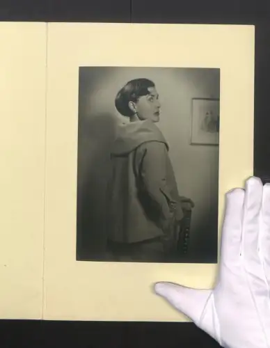 Fotografie Lichtbildnerin Marianne Otto, Wiesbaden, Damen im Rückenportrait mit modischer Kleidung