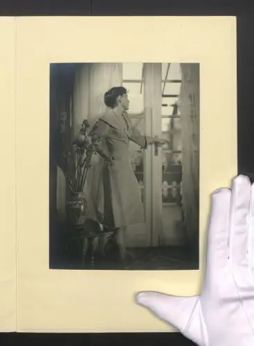 Fotografie Lichtbildnerin Marianne Otto, Wiesbaden, junge Frau im schicken Kleid an der Balkontür