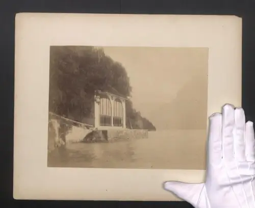 Fotografie unbekannter Fotograf, Ansicht Sisikon, Blick auf die Tells Kapelle