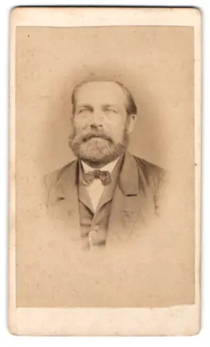 Fotografie unbekannter Fotograf und Ort, Porträt eines Mannes mit Bart