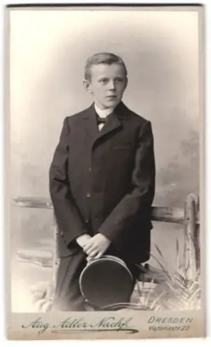 Fotografie Aug. Adler Nachf., Dresden, Victoriastr. 22, Porträt eines Jungen mit Zylinder