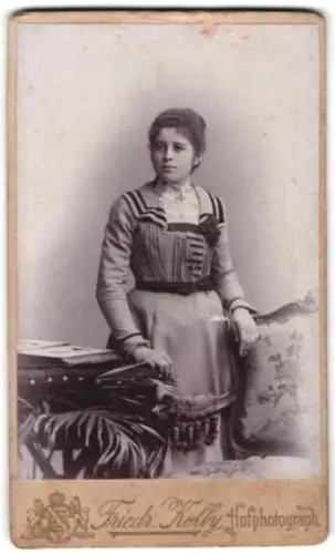 Fotografie Friedr. Kolby, Zwickau, Äuss. Plauensche Strasse, Frau im eleganten Kleid