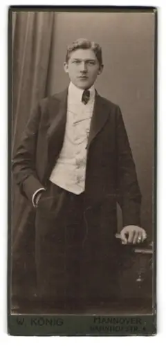 Fotografie W. König, Hannover, Bahnhofstr. 1, Porträt eines jungen Mannes im eleganten Anzug