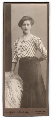 Fotografie Atelier Industrie, Dortmund, Wiss-Strasse 45, Dame im gestreiften Oberteil