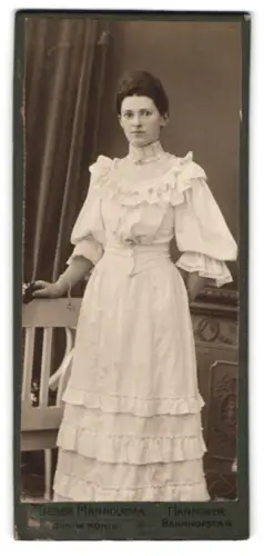 Fotografie Atelier Hannovera, Hannover, Bahnhofstrasse 4, Porträt einer Dame in eleganter Kleidung