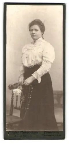 Fotografie W. König, Hannover, Bahnhofstrasse 4, Dame mit Blumengesteck