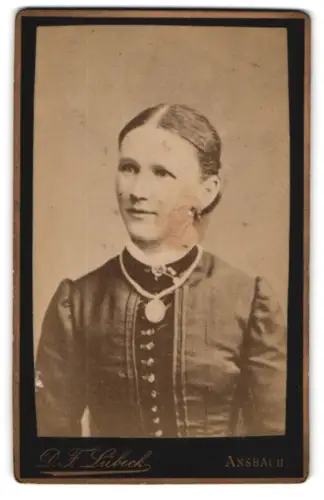 Fotografie D. F. Lübeck, Ansbach, Göckelersgässchen 363, Porträt einer Dame