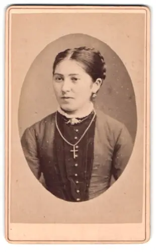 Fotografie G. M. Fettinger, Gunzenhausen, Schäupelinsmühle, Porträt einer jungen Frau