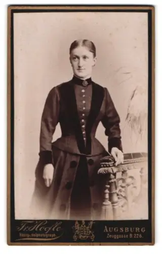 Fotografie Fritz Hoefle, Augsburg, Zeugasse B 226, Porträt einer eleganten Dame