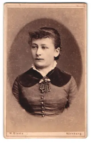 Fotografie W. Biede, Nürnberg, Lauferthorgraben 21, Porträt einer Dame