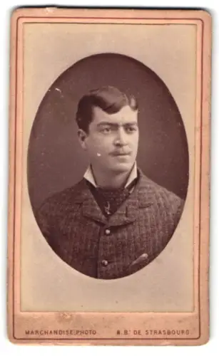 Fotografie Blanc, Paris, 8 Boulevard de Strasbourg, Porträt eines eleganten Mannes