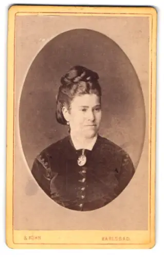 Fotografie S. Kohn, Karlsbad, bei der evang. Kirche, Porträt einer Dame