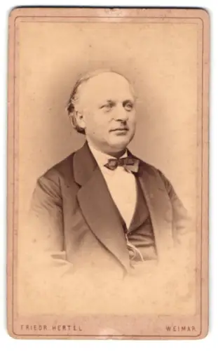 Fotografie Friedr. Hertel, Weimar, Schützengasse 5, Porträt eines älteren Herrn
