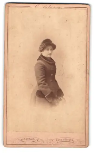 Fotografie C. Axtmann, Reichenbach i. V., Crimmitschau, Frau in elegantem Mantel