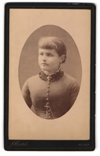 Fotografie F. Hertel, Weimar, Junge Frau mit elegantem Kleid