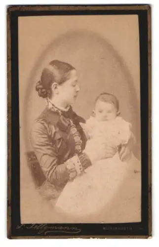 Fotografie F. Tellgmann, Mühlhausen, innige Mutter-Kind-Szene