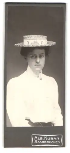 Fotografie Alb. Kuban, Saarbrücken, Porträt einer Dame mit Hut