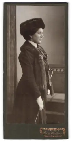 Fotografie Carl Fiedler, Freudenstadt, Stehende Frau mit Pelzstola