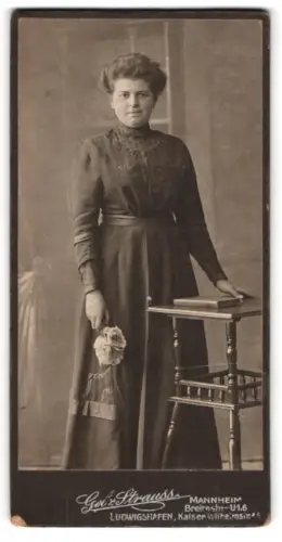 Fotografie Gebr Strauss, Mannheim, Breitestr. 16, Dame im langen Kleid mit Blumen