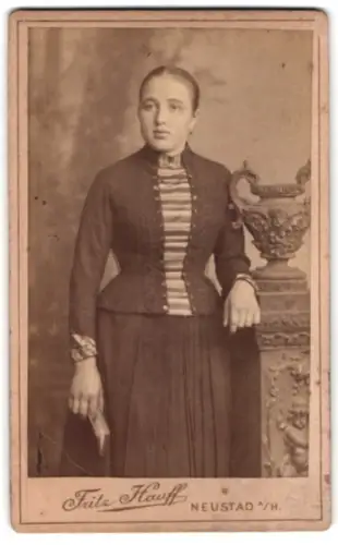 Fotografie Fritz Hauff, Neustadt an der Haardt, Friedrichstrasse 21, Frau mit Buch neben kunstvollem Podest