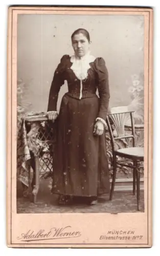 Fotografie Adalbert Werner, München, Elisenstrasse 7, Stehende Dame neben einem Tisch