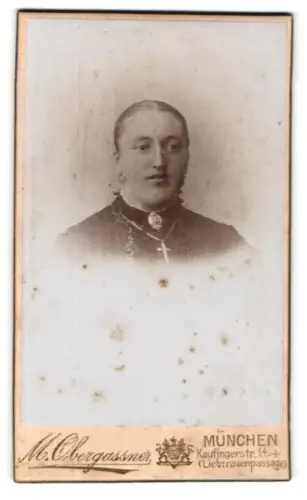 Fotografie M. Obergassner, München, Kaufingerstr. 14, Porträt einer Frau