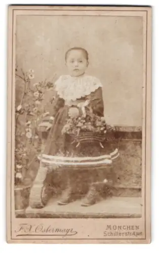 Fotografie F.X. Ostermayr, München, Schillerstrasse 4, Kleines Kind mit Blumenkorb