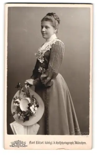 Fotografie Karl Lützel, München, Augustenstrasse 16, Porträt einer jungen Frau mit Hut