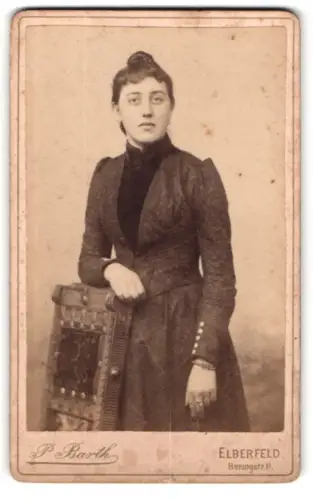 Fotografie P. Barth, Elberfeld, Herzogstr. 11, Frau in elegantem Kleid