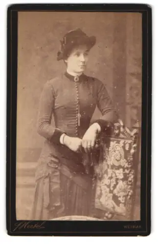 Fotografie H. Herkl, Weimar / Thür., Frau in elegantem Kleid mit Hut