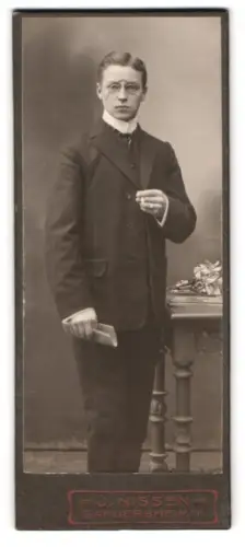 Fotografie J. Nissen, Gandersheim, Mann mit Brille und Buch