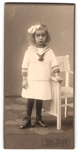 Fotografie Carl Thies, Hannover, Höltystrasse 15, Mädchen im Matrosenkleid