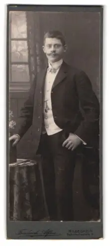 Fotografie Friedrich Alfeis, Hildesheim, Bahnhofstrasse 5, Eleganter Herr im Anzug