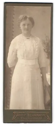 Fotografie Adolf Behrmann, Visselhövede, Frau in elegantem Kleid