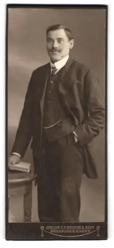 Fotografie C.F. Beddies & Sohn, Braunschweig, Kuhstrasse 10, Porträt eines eleganten Herrn