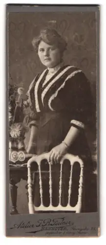 Fotografie Atelier J.B. Feilner, Hannover, Georgstr. 25, Dame mit elegantem Kleid