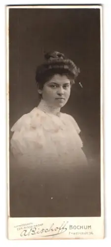 Fotografie A. Bischoff, Bochum, Friedrichstr. 36, Porträt einer jungen Frau