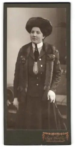 Fotografie Carl Fiedler, Freudenstadt, Frau mit Pelzstola