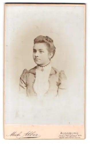 Fotografie Mich. Alber, Augsburg, Jesuitengasse 414, Porträt einer jungen Frau
