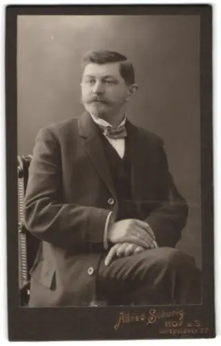 Fotografie Alfred Schurig, Hof, Luitpoldstrasse 37, Porträt eines eleganten Herrn